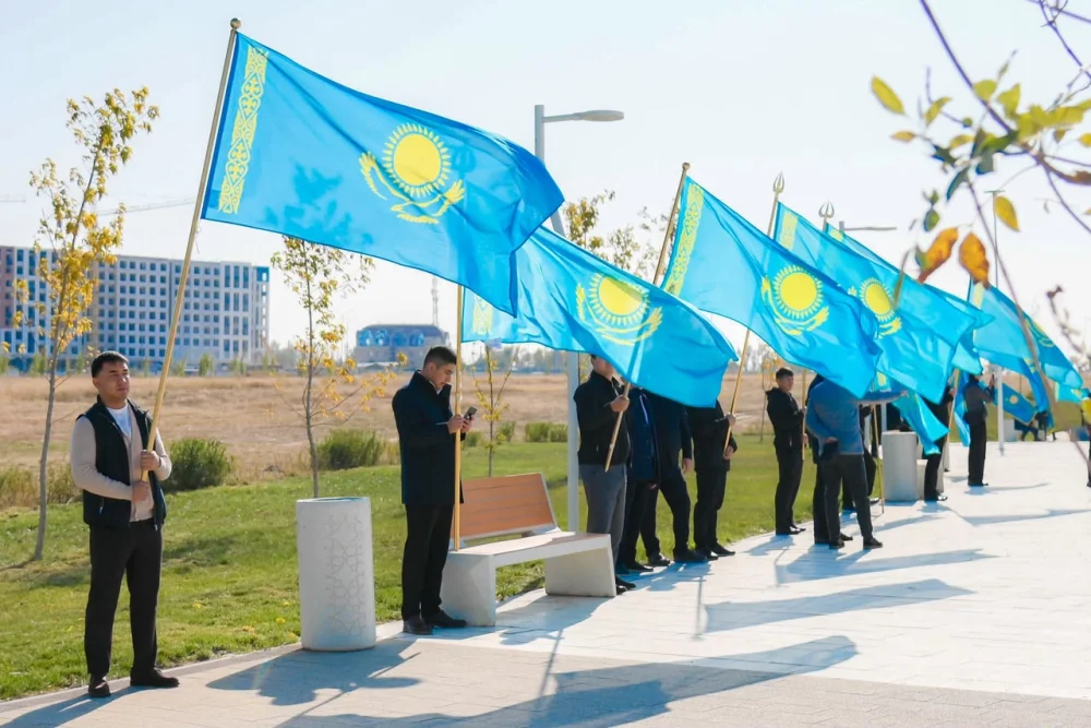 ДЕНЬ РЕСПУБЛИКИ: НА 100-МЕТРОВОМ ФЛАГШТОКЕ ШЫМКЕНТА ПОДНЯЛИ ГОСУДАРСТВЕННЫЙ ФЛАГ — Фото 5