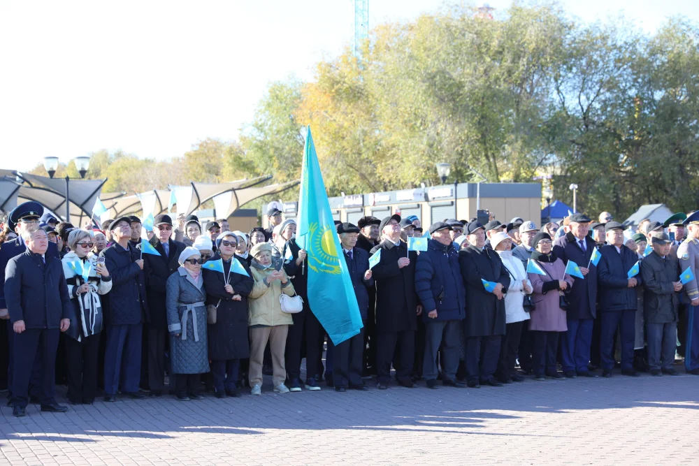 Ақтөбеде Республика күніне орай Мемлекеттік Ту көтерілді — Фотосурет 10