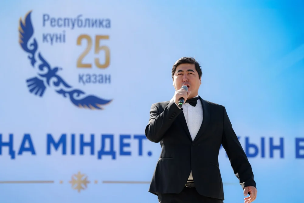 ДЕНЬ РЕСПУБЛИКИ: НА 100-МЕТРОВОМ ФЛАГШТОКЕ ШЫМКЕНТА ПОДНЯЛИ ГОСУДАРСТВЕННЫЙ ФЛАГ — Фото 3