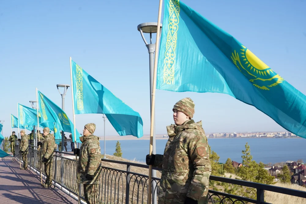 Көкшетауда Республика күніне орай Мемлекеттік Ту көтерілді — Фотосурет 13