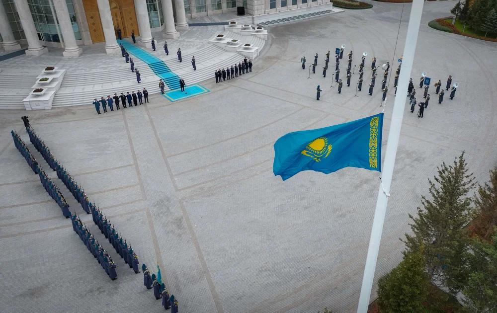 Президент Касым-Жомарт Токаев принял участие в церемонии поднятия Государственного флага — Фото 5