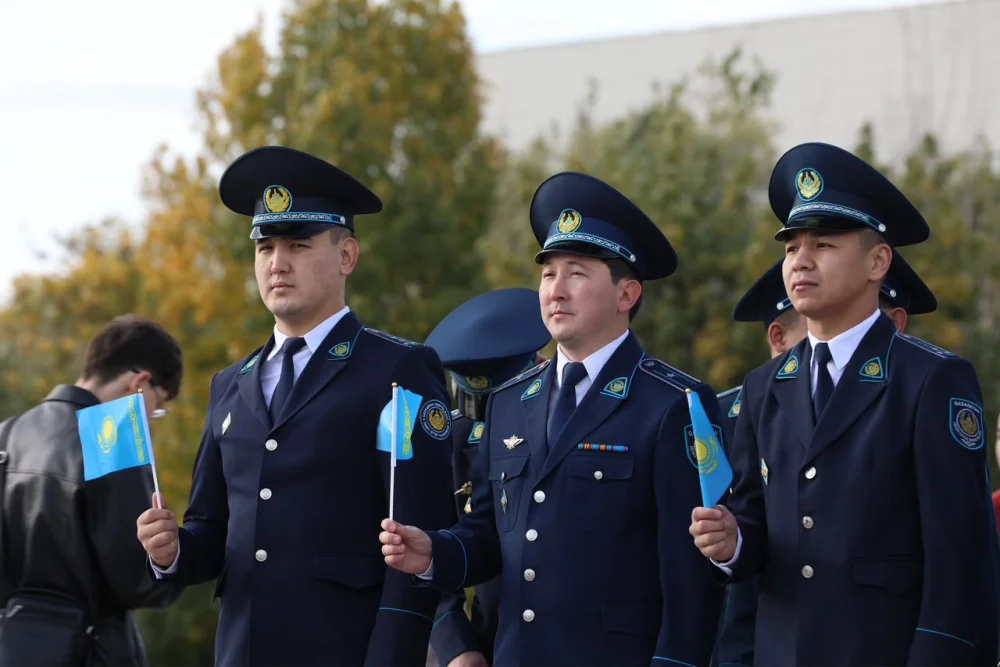 Ақтауда республика күніне орай мемлекеттік ту көтеру рәсімі өтті — Фотосурет 4