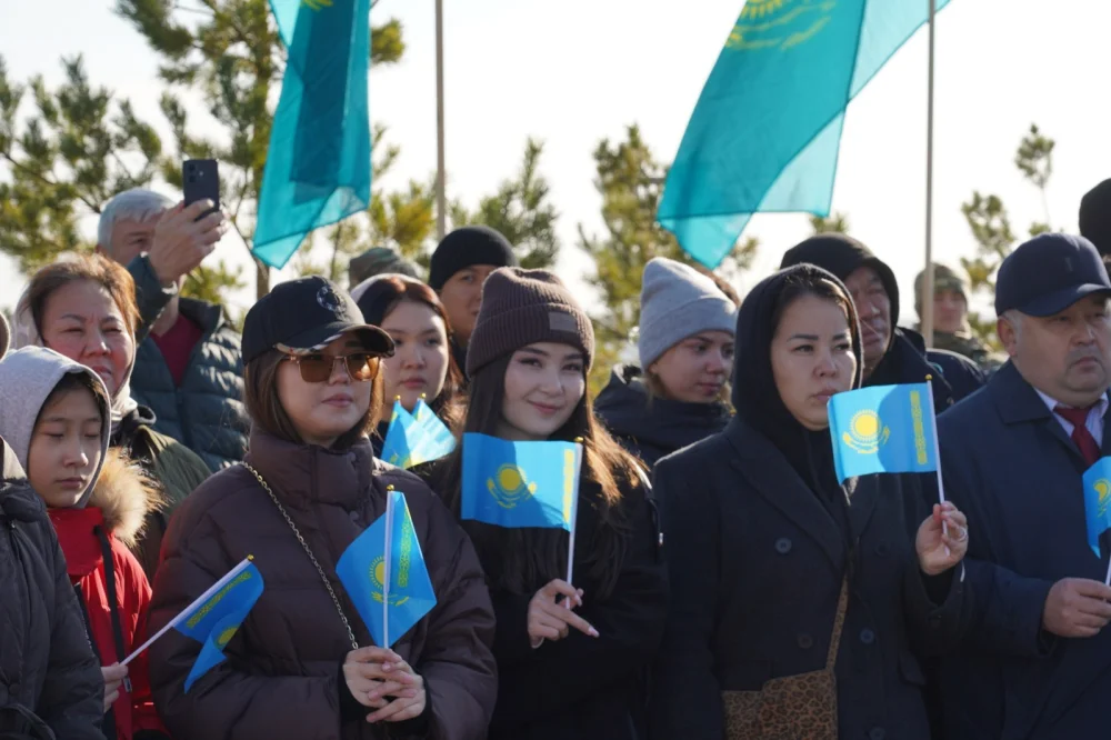 Көкшетауда Республика күніне орай Мемлекеттік Ту көтерілді — Фотосурет 11