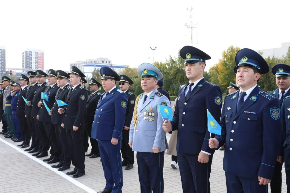 Ақтауда республика күніне орай мемлекеттік ту көтеру рәсімі өтті — Фотосурет 5
