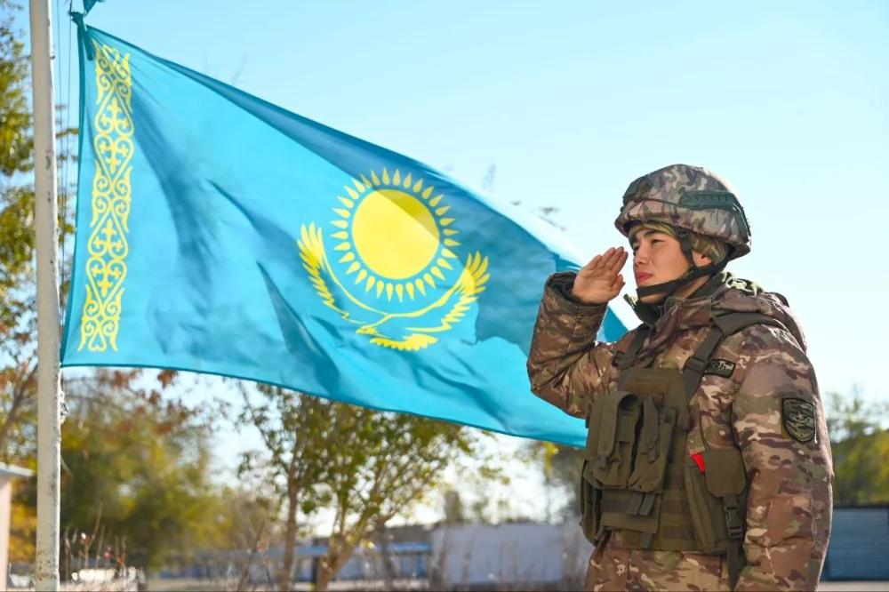 Республика күніне орай Қарулы күштерде Мемлекеттік Ту көтерілді — Фотосурет 1