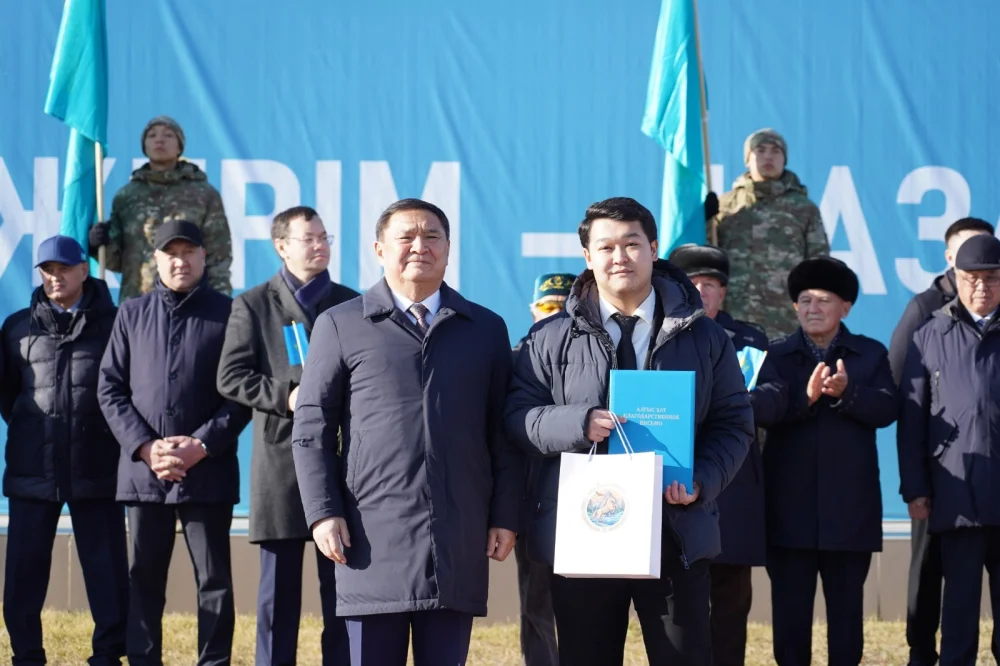 Көкшетауда Республика күніне орай Мемлекеттік Ту көтерілді — Фотосурет 7