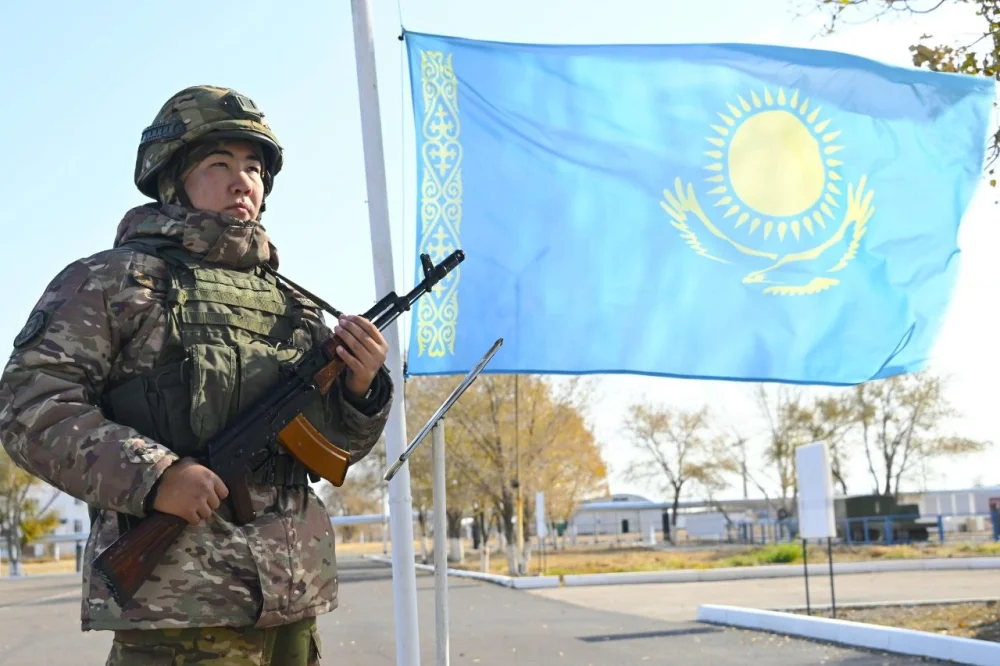 Республика күніне орай Қарулы күштерде Мемлекеттік Ту көтерілді — Фотосурет 4