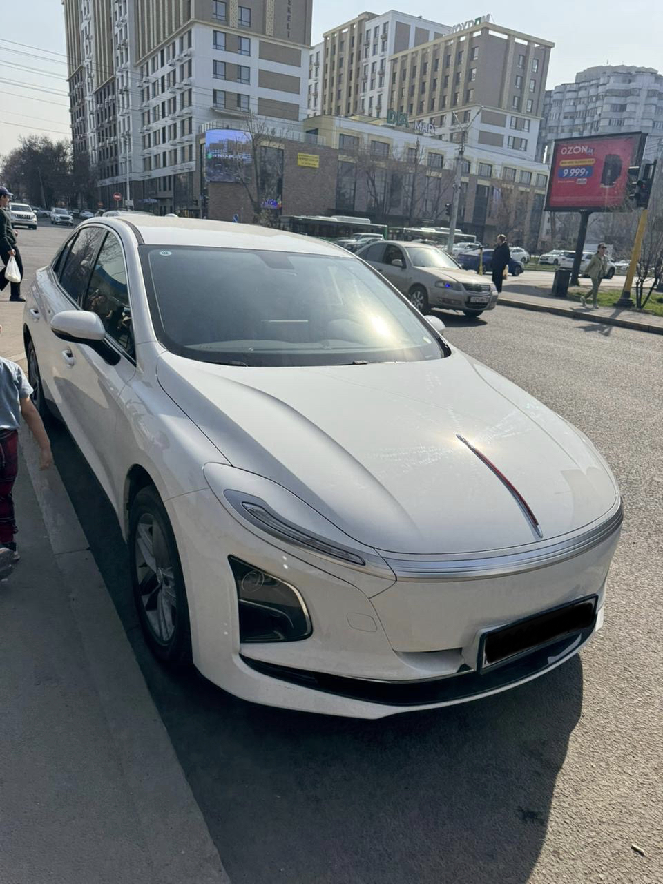 Hongqi E-QM5 2025
