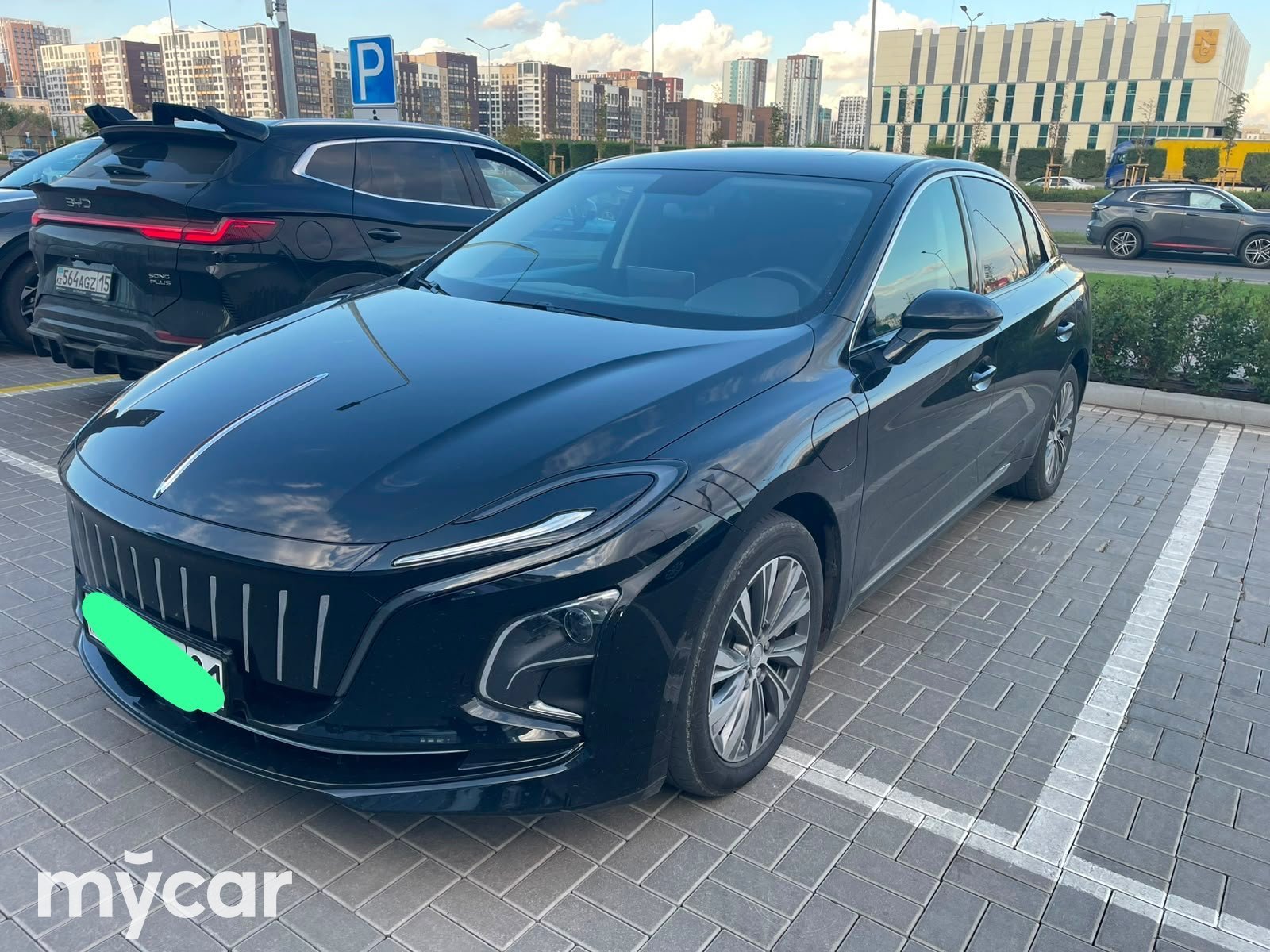 Hongqi E-QM5, 2024