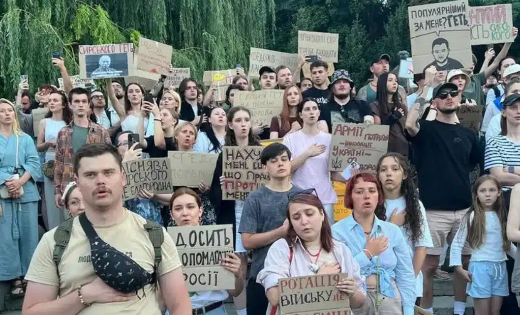 Протесты в Киеве после отставки главы Минобороны переросли в новые требования