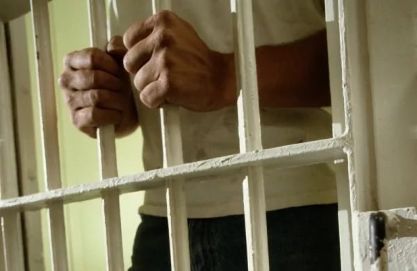 Двоим заключенным увеличили сроки за вымогательство денег в колонии ВКО