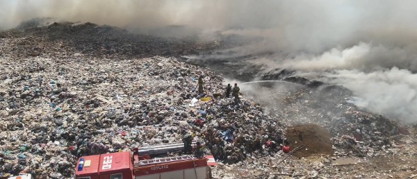 Пожар на мусорном полигоне в Астане продолжают тушить