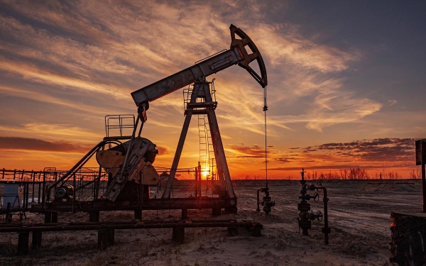 Цены на нефть начали снижаться после четырех сессий роста