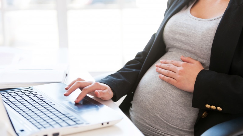 Выплаты по беременности и родам теперь можно оформить онлайн