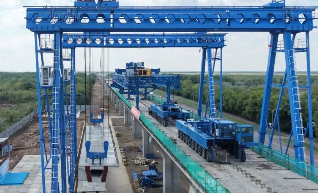 На линии ЛРТ в сторону Косшы установили первую железобетонную балку