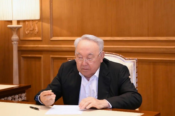 После операции Назарбаев проголосовал на выборах Курултая из дома