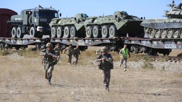 Казахстанцев предупредили о движении военных колонн по дорогам страны