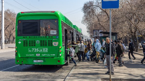 Драка с ножом в автобусе Алматы: подозреваемых задержали после разборок на глазах у пассажиров