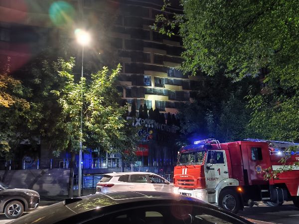 Сигнализация сработала за полтора часа до вызова: в Алматы после пожара в ЖК погибла женщина