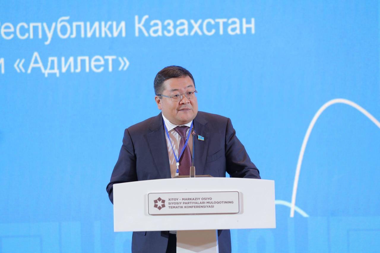 Айдос Сарым заявил, что ему хватает депутатской зарплаты в Курултае