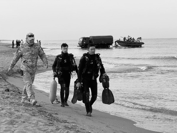 Трагедия на Каспии: число погибших военных выросло до 12, двоих продолжают искать