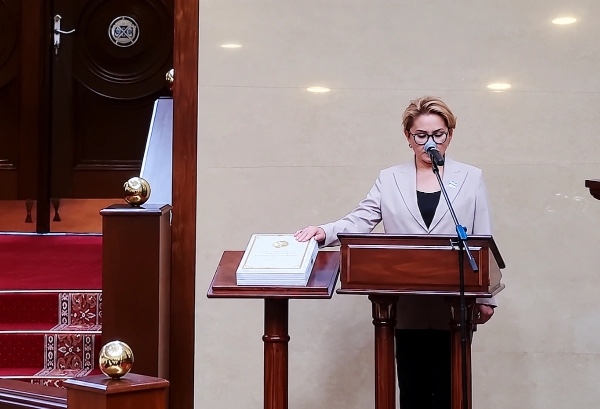 Дана Медеуова показала первые рабочие будни в Курултае