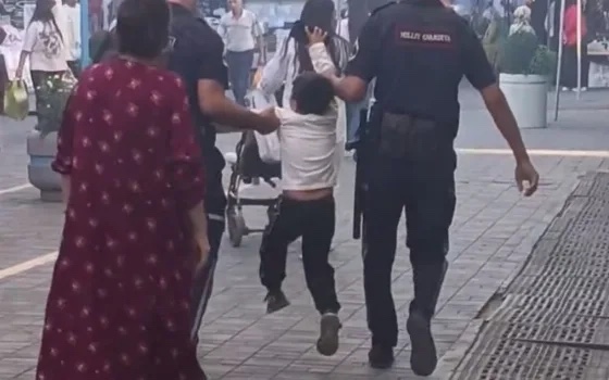 Прославившегося на «Седой ночи» певца Бозорбоя уволокли с рынка Чорсу в Ташкенте