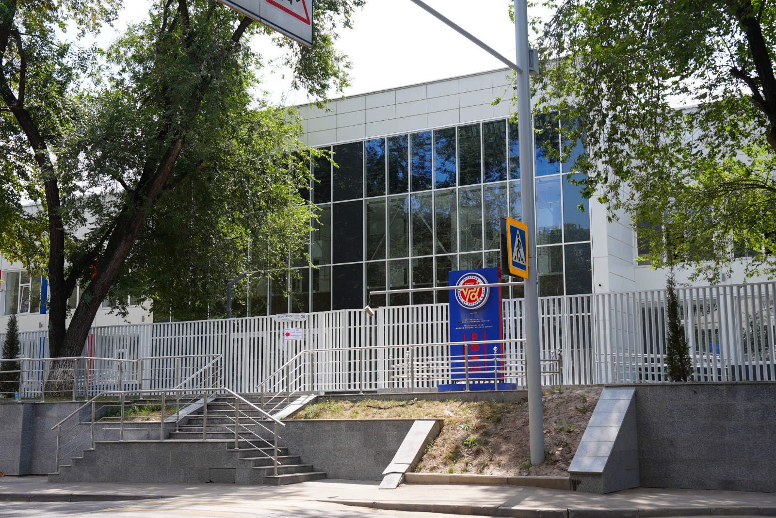 В Алматы почти 50 учеников РФМШ попали в больницу с кишечной инфекцией