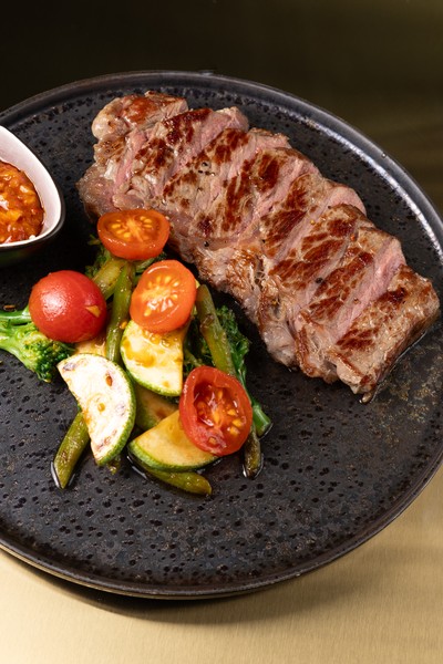 Стриплойн с овощами WOK