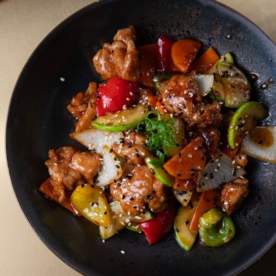 Курица с овощами в сычуаньском соусе